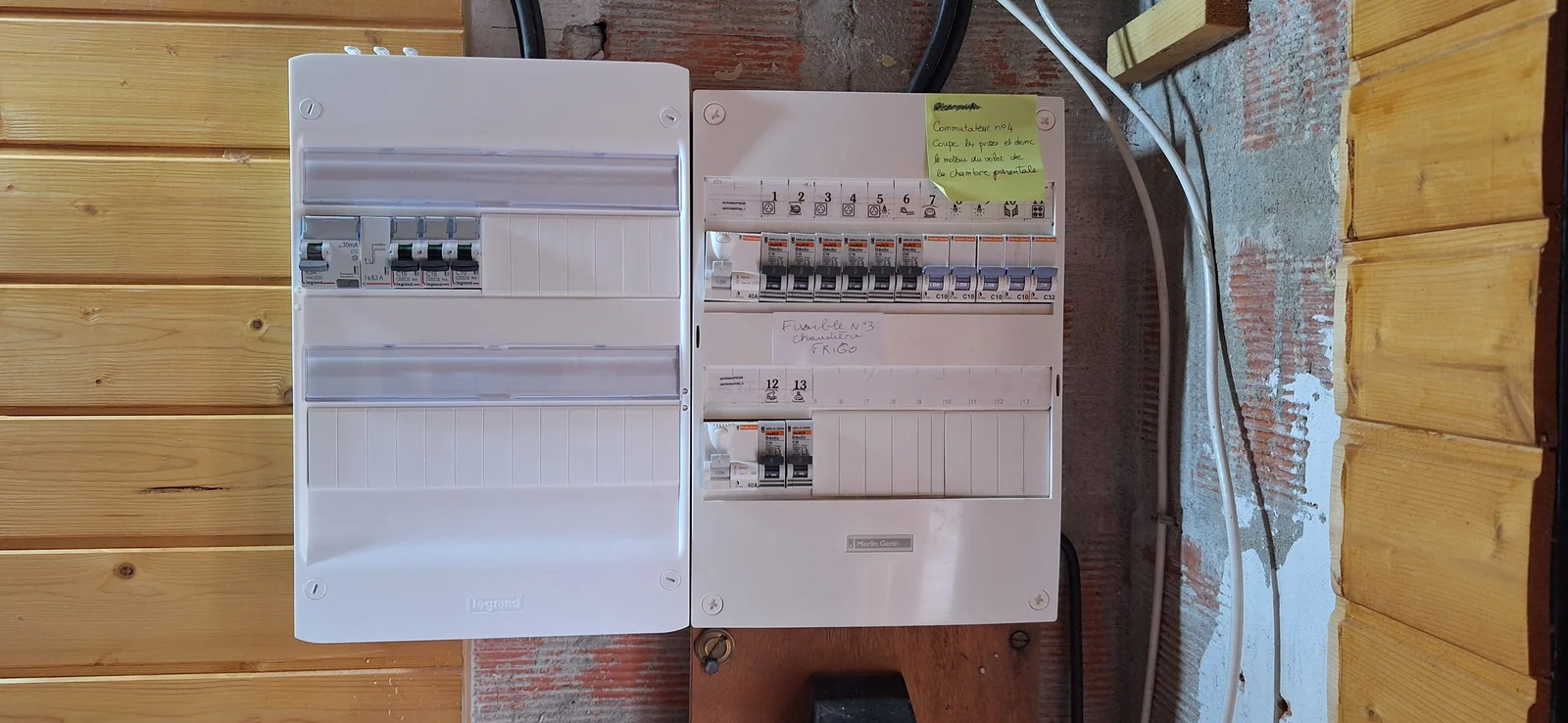 Nouveau tableau électrique Legrand ajouté à gauche du tableau existant au rez-de-chaussée d’une maison à Libourne