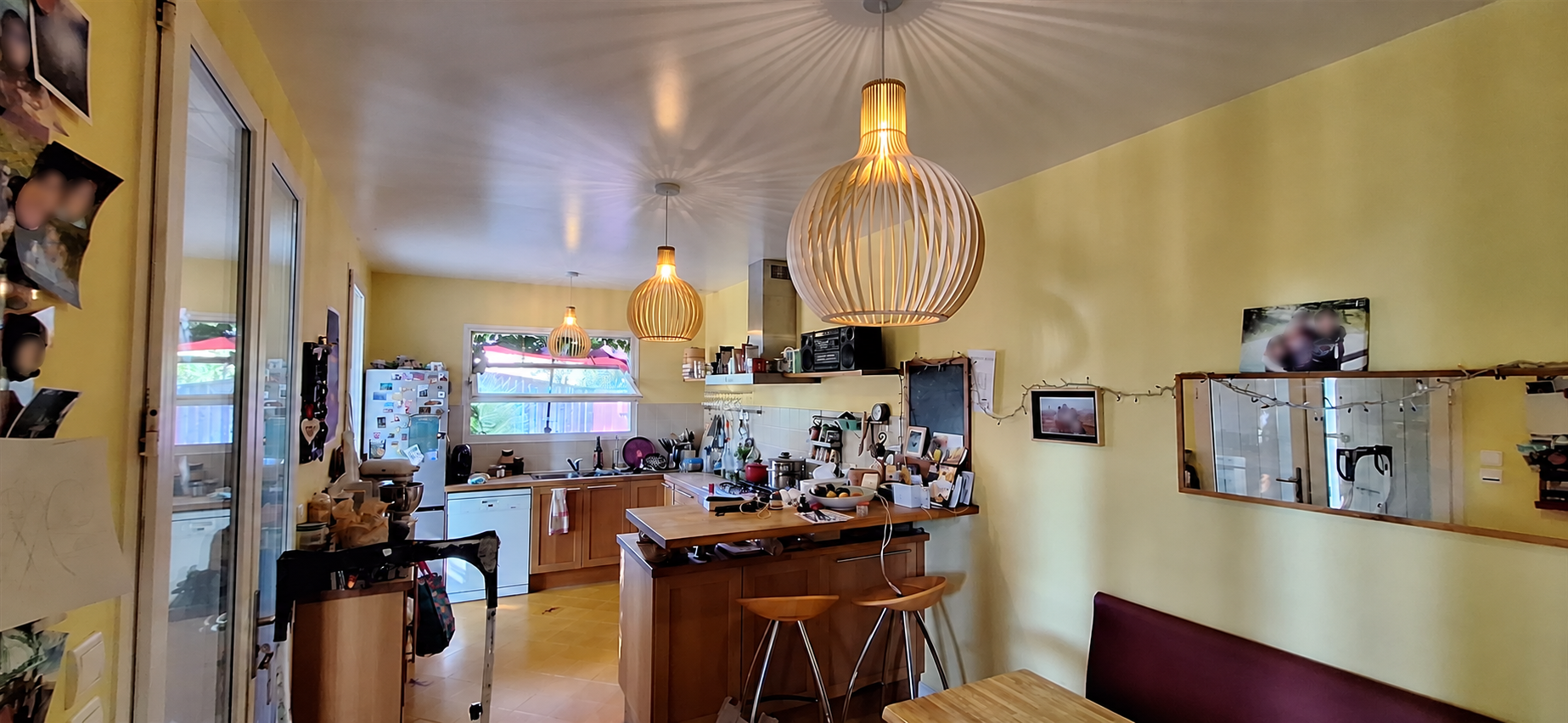 Trois suspensions lumineuses installées dans une cuisine