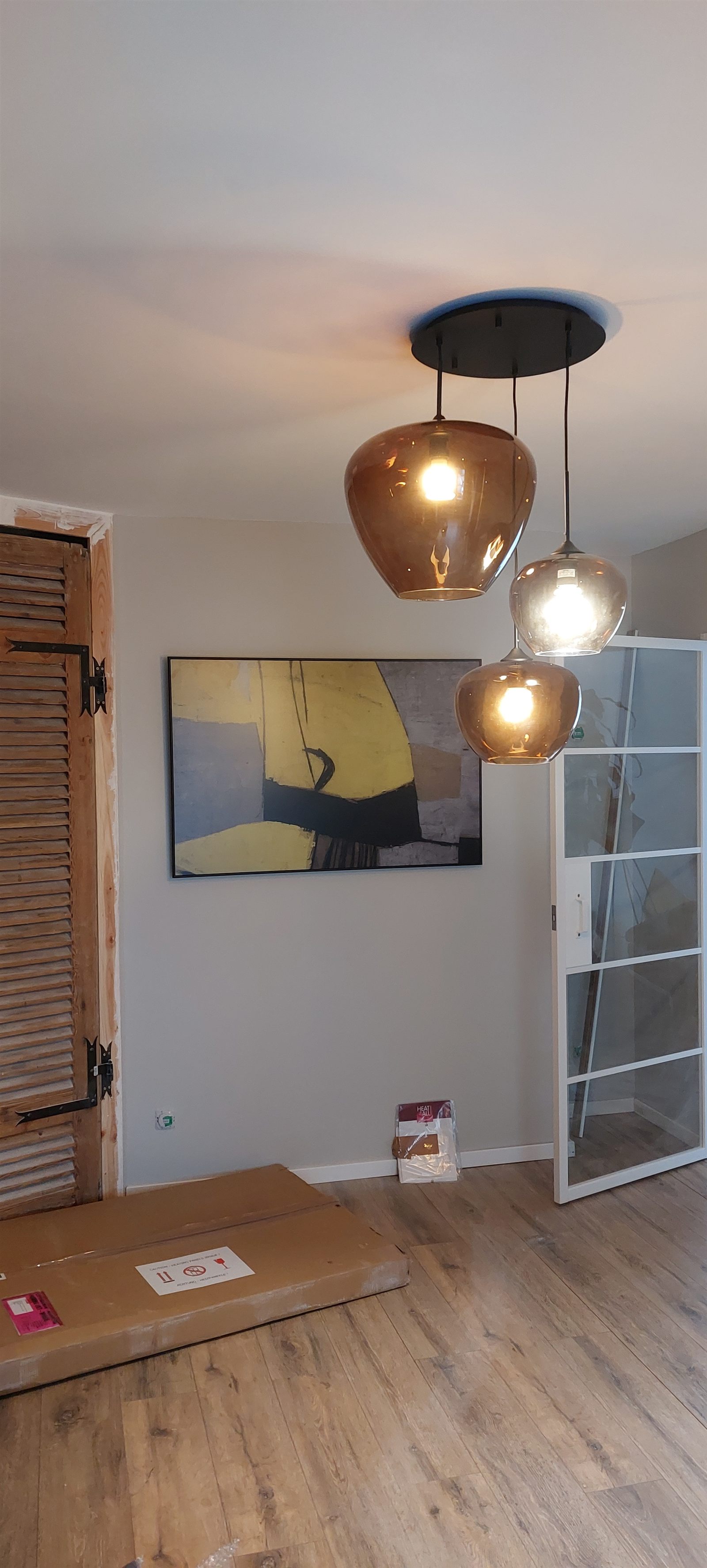 Suspensions décoratives installées dans une pièce
