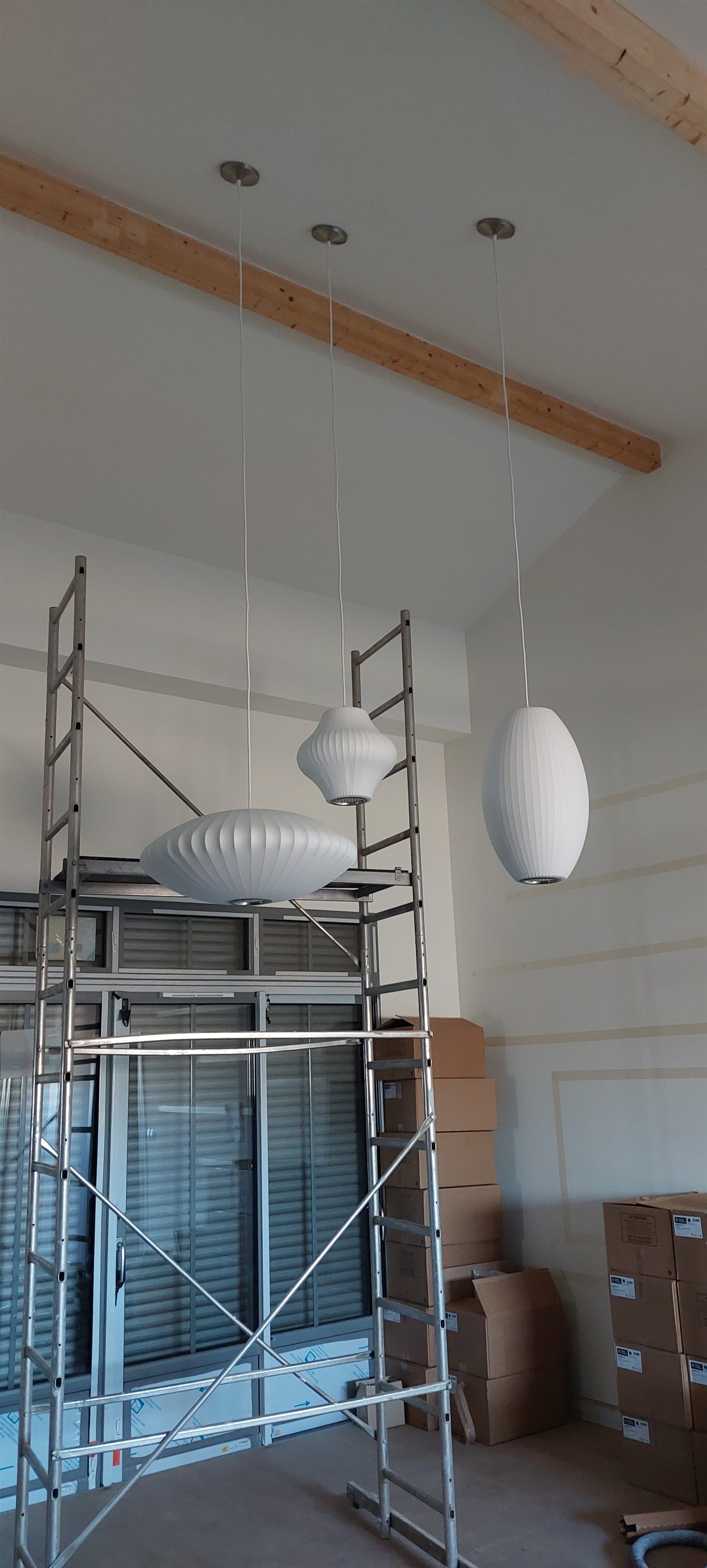 Installation de suspensions lumineuses dans un intérieur