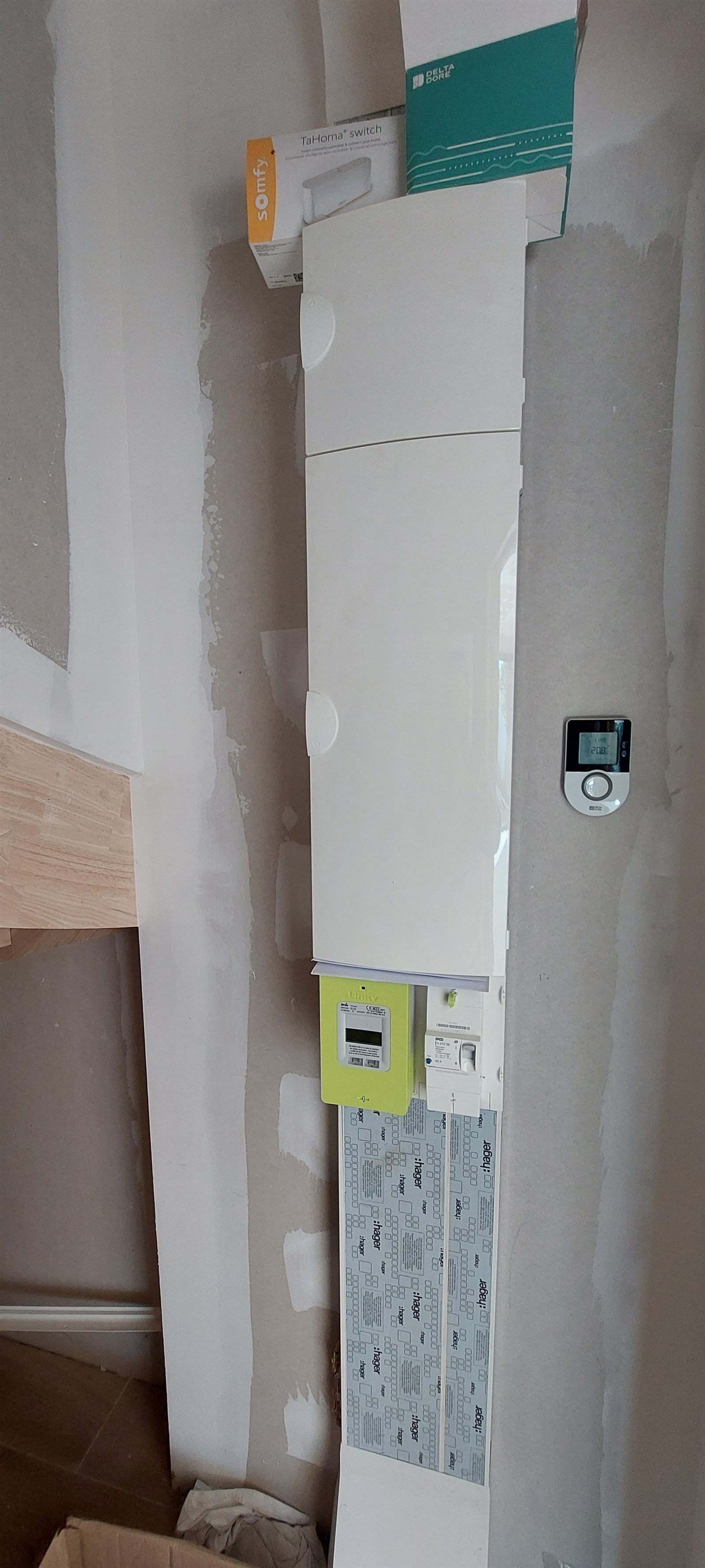 Tableau électrique et commande connectée en cours d'installation