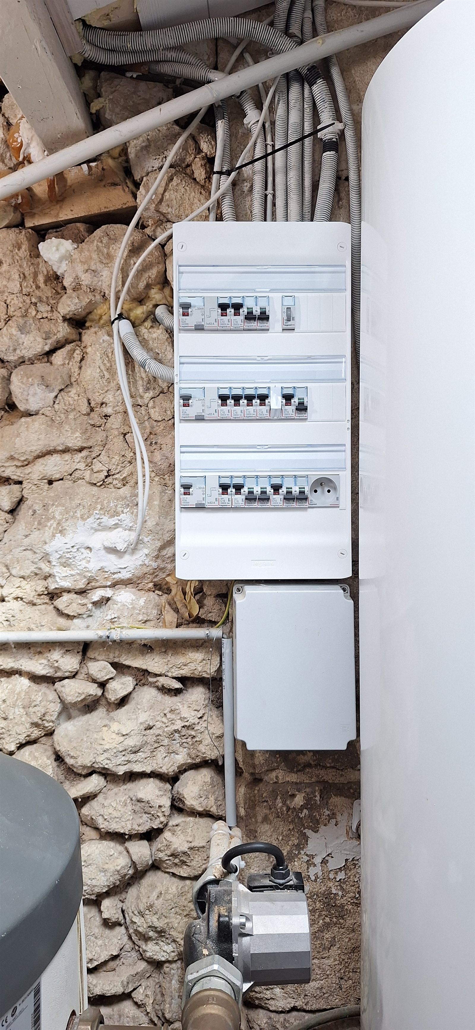 Tableau électrique rénové sur un mur en pierre